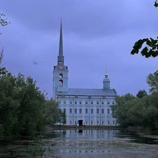 "Петропавловский парк" Петропавловский парк – первый регулярный парк в Ярославле. Он появился в XVIII веке. Сначала возник каскад из пяти прудов, которые рыли шведы, захваченные в плен в ходе Северной войны. Пруды нужны были для того, чтобы осушить местно