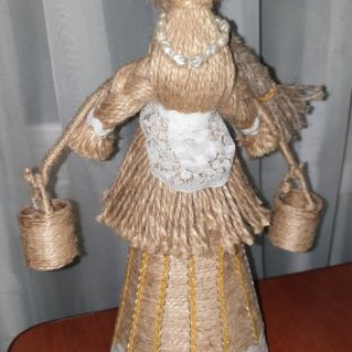 «По воду». Джутовая филигрань, поделки из шпагата. Шпагат, который с незапамятных времён был спутником почтовых работников, может пригодиться и педагогам, и всем творчески мыслящим людям. Техника джутовой филиграни не предполагает использования особых при