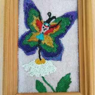 Бабочка и ромашка