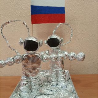 Космонавты