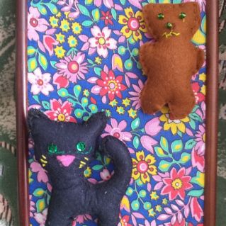 Композиция:«Котик и мишка».