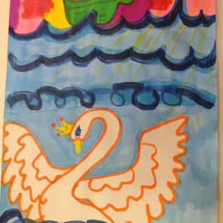 Лебедь белая плывет