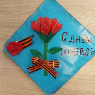 С Георгиевской лентой и цветами я День победы праздновала с вами!