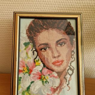 Вышивка "Девушка с цветами"
