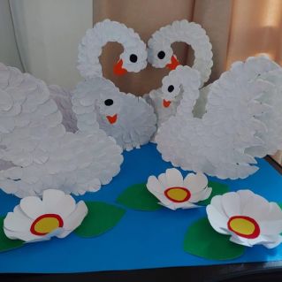 Семья лебедей