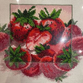 Элемент декора для кухни "Клубнички-сестрички"