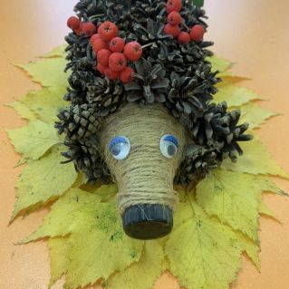 Ежик в осеннем лесу