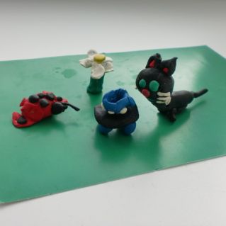 Озорной котенок и божья коровка