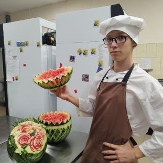 Учебная практика  " Вырезание композиций из арбуза"