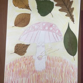 Мухомор и листья