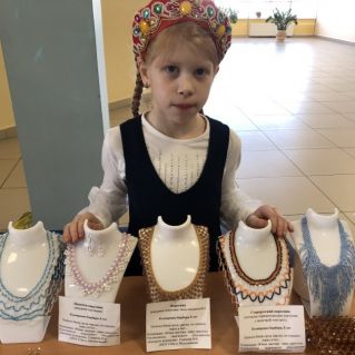 " Вышитый бисером и стразами  кокошник к русскому костюму"