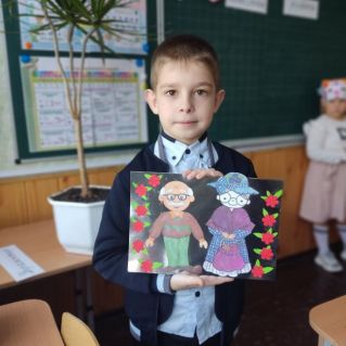 Бабушка рядышком с дедушкой