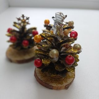 Игрушки из шишек