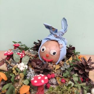 Колобок в осеннем лесу.