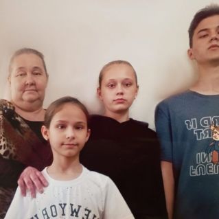 "Рядом с бабушкой родной собрались мы всей семьёй!"