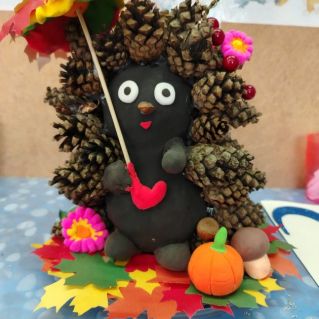 Ёжик по лесу бродил, яркий зонтик мастерил