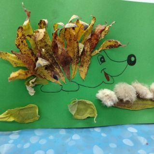 Под соснами, под ёлками лежит мешок с иголками