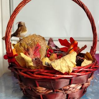 Осень по земле идёт, всем подарки раздаёт