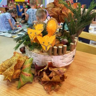 Семья лисиц в лесу.