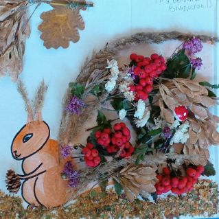 Белочка в осеннем лесу