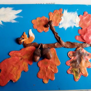 Белочка на дубе