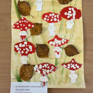 На осенней полянке мухоморы «танцевали»! Очень красиво шляпки наклоняли.