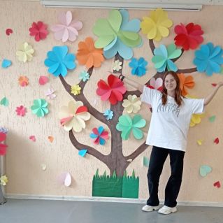 Оформление школьной сцены ко Дню учителя (цветы из бумаги)