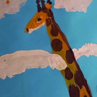 Жираф среди облаков.