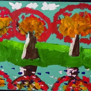 Деревья отражающиеся в реке.