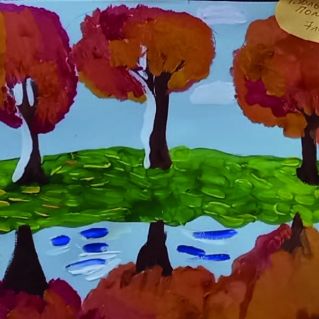 Деревья отражающиеся в реке.