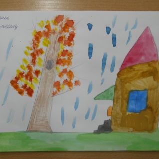 Осеннее дерево у дачного домика