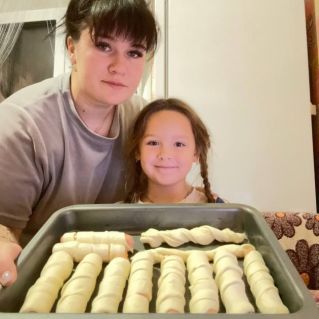 Две няшки стряпали  вкусняшки