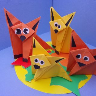 Лисы весело играют