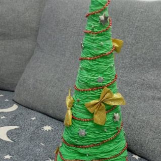 Новогоднее дерево из нити