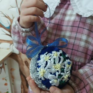 Цветочная полянка на ёлочной игрушке