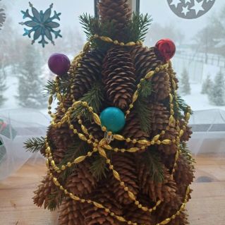 "Елочка из шишек"