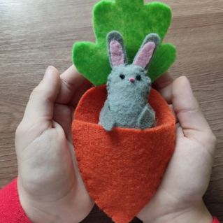 "Зайчик в морковке" ( шитье из фетра)