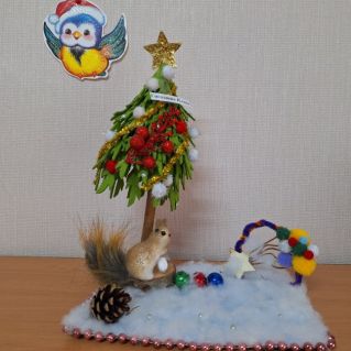 Белочка по новогодней елкой