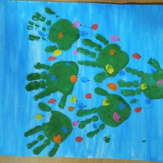 Елочка из ладошек