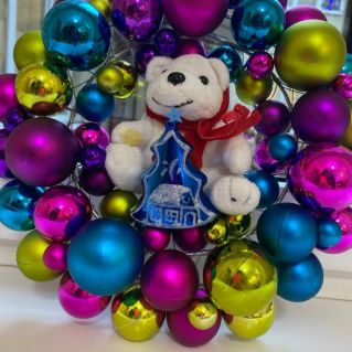 Белый медвежонок в цветных шарах