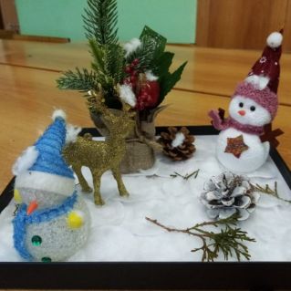 Снеговики в зимнем лесу