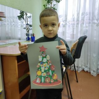 Новогодние игрушки, елки и хлопушки.