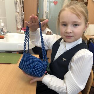 Синяя сумочка из бусин