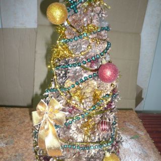 "Ёлка из шишек"