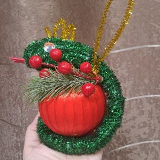 Елочная игрушка "Змея на яблоке"