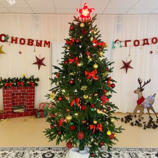 Елочка-красавица всем ребятам нравится!