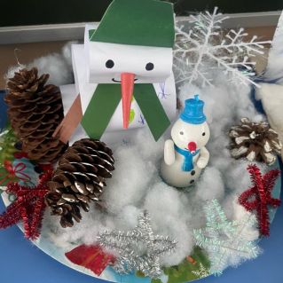 Снеговички в зимнем лесу