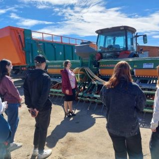 Студенты- будущие агрономы в поле