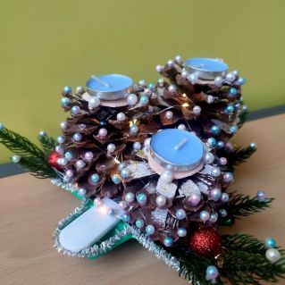 Светильник из шишек