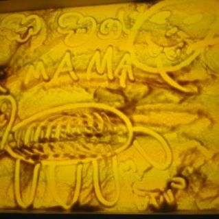 "Открытка для мамы", рисунок песком.